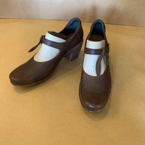 Naot BROWN MARY JANE W/ LEATHER FAUX  BOW